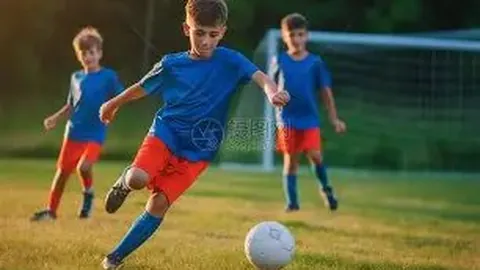 泰州荣耀巡礼：苏超冠军奖杯惊艳亮相海陵老街，全民共鉴辉煌时刻！